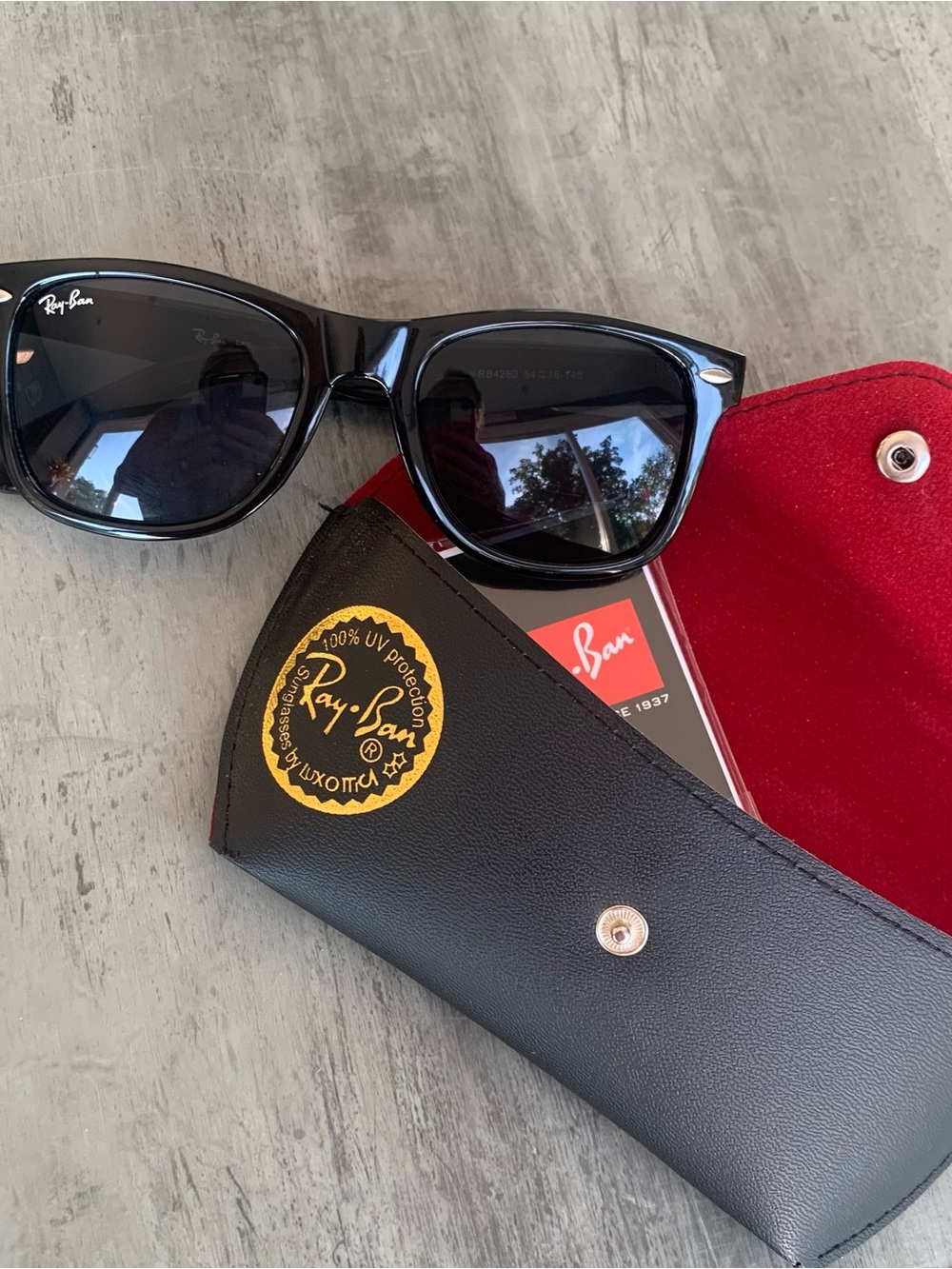 Like New!!  Ray-Ban Black Wayfarer Sunglasses with case!  No signs of wear!